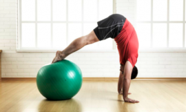 A bola de pilates para exercícios para o corpo