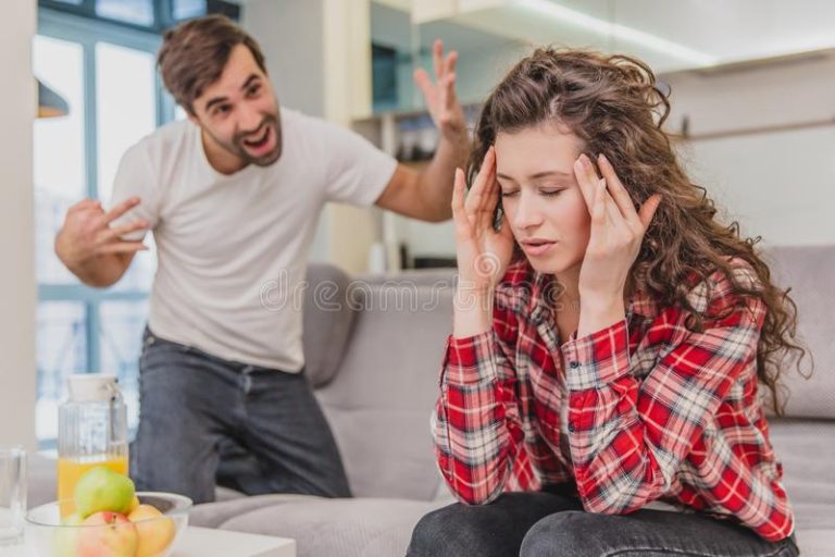 Leia mais sobre o artigo Como lidar com marido que reclama de tudo Conversando