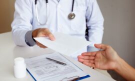 Entenda como montar currículo médico