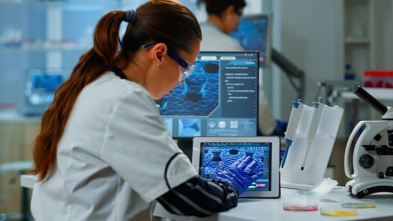 Segurança de Dados e Privacidade na Saúde: O Uso de Computadores nos Hospitais 1 Evolucao da Tecnologia na Saude