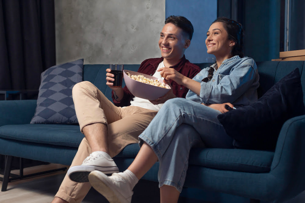 amigos assistindo servico de streaming juntos dentro de casa