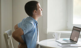 O que é Dor nas costas ao sentar?