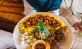 Entenda a importância do outubro para a moda e a culinária árabe