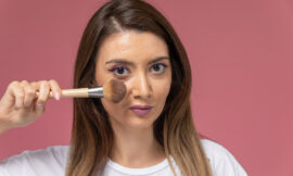 Como esconder manchas do rosto de forma natural e uniforme?